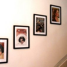 Escalera principal con la muestra de portadas de revistas donde Ada fue el personaje central.